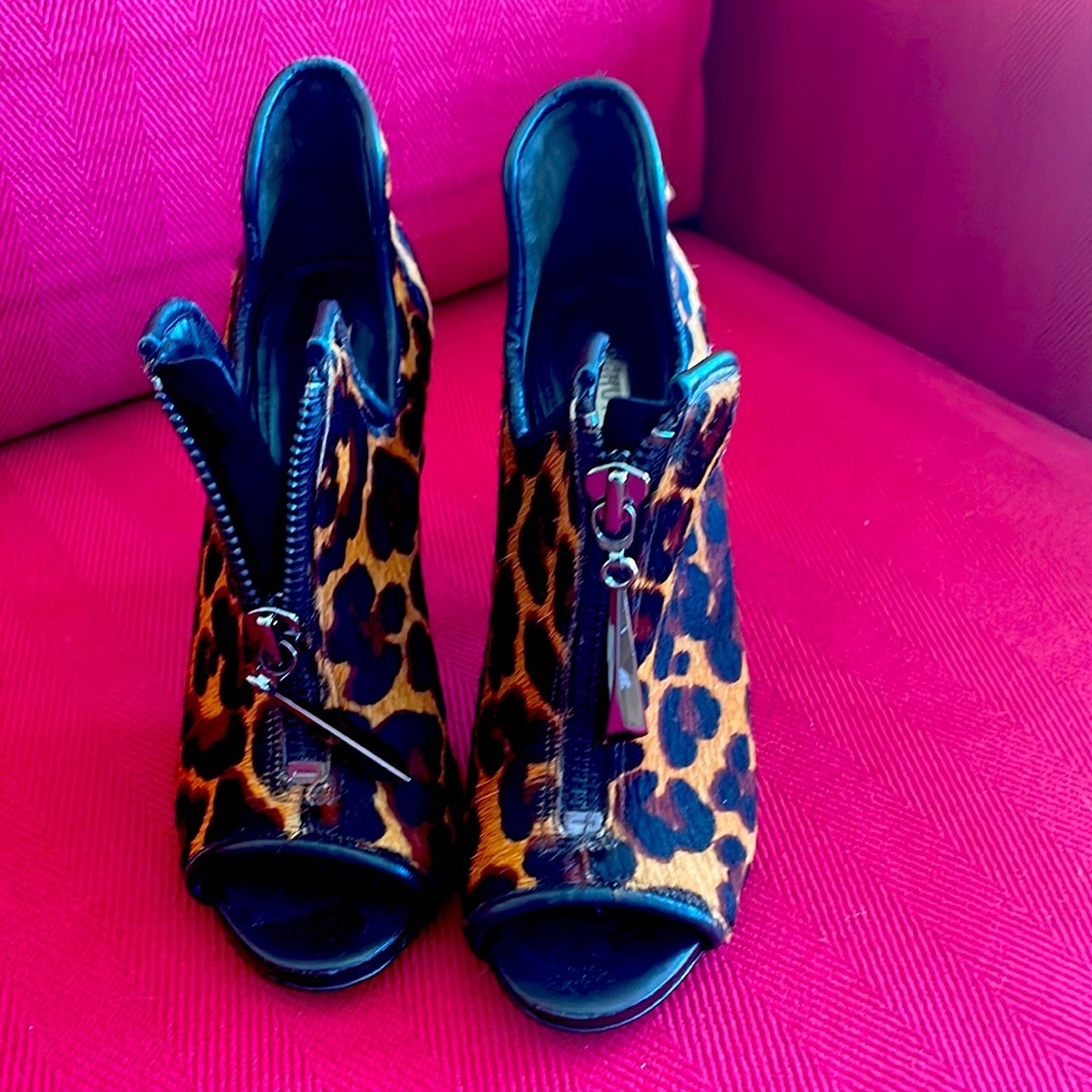 Sexy and classy Sghutz elegant love it Really leather expensive shoes size 8